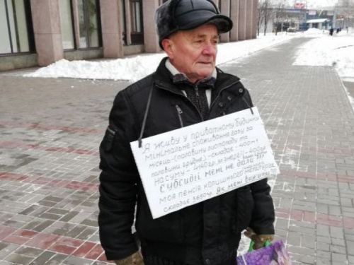 Пенсионер, который проводил одиночный пикет против завышенных тарифов,  замерзает в собственном доме