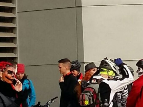 Велозабег в маскарадных костюмах: как в Кривом Роге отметили Хэллоуин (ФОТО)