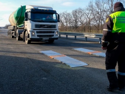 Тысячи фур и полмиллиона гривен: на Днепропетровщине штрафами борются за сохранность отремонтированных дорог