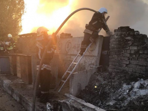 В Кривом Роге горят заброшенные сараи в Саксаганском районе (ФОТО)