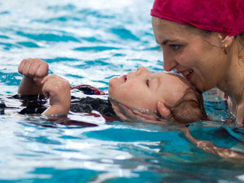 Жінка з дитиною в басейні, фото ілюстративне