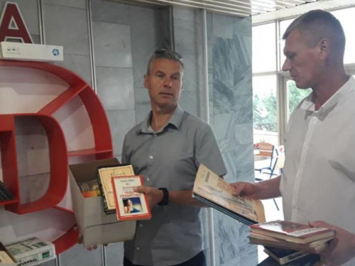 Волонтеры Кривого Рога отвезли книги в больницу им. Мечникова