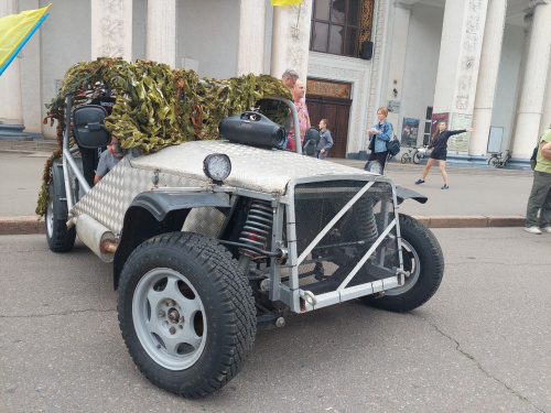 Багі для ЗСУ на Поштовому: у Кривому Розі винахідники показали унікальні машини