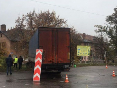 ДТП в Кривом Роге: грузовая машина на скользкой дороге въехала в ограждение (ФОТО)