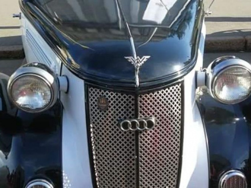 Селфи на фоне ретро-автомобилей и байков: как криворожане провели день автомобилиста (ФОТО)