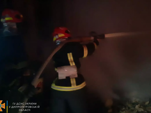 Криворізькі рятувальники гасили пожежу у господарчих спорудах, гаражі та лазні