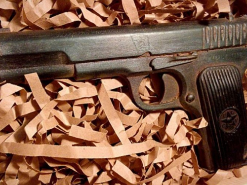 Занятный сувенир: полицейские Кривого Рога задержали мужчину с пистолетом Макарова