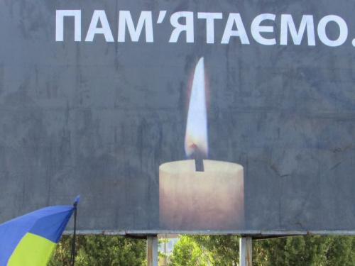 В Кривом Роге у стелы Героев жители города почтили память земляков, погибших под Иловайском (фото)