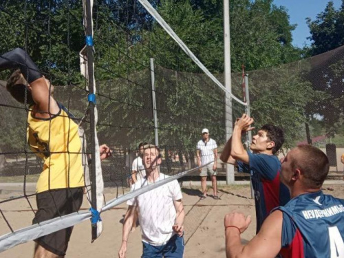 В Кривом Роге ко Дню молодежи прошли спортивные соревнования по волейболу (фото)