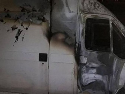 В Кривом Роге сгорел микроавтобус