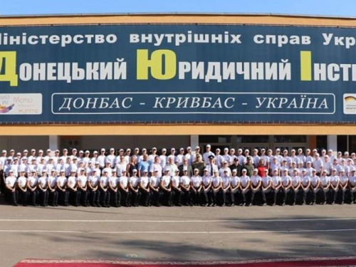 В Кривом Роге прошла церемония посвящения учащихся в студентов и курсантов Донецкого юридического института (фото)