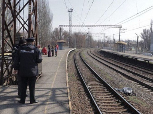 Молодой мужчина попал под поезд Кривой Рог-Москва: виноваты наушники