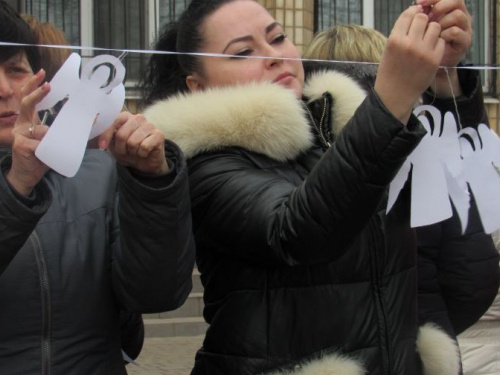 В Кривом Роге улицу украсили бумажными ангелами в память о Героях Небесной Сотни (видео)