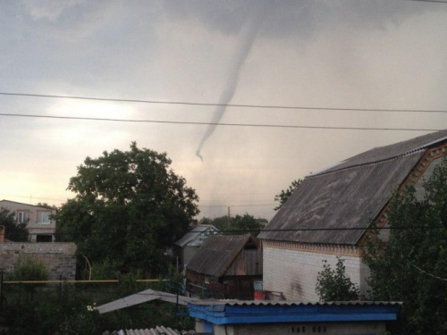 В Кривом Роге ведутся работы по ликвидации последствий стихии