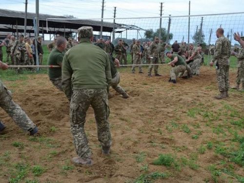 В 17-й танковой бригаде Кривого Рога прошли соревнования по перетягиванию каната (ФОТО)