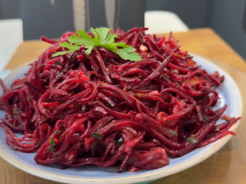 Як приготувати буряк по-корейськи, щоб усі просили добавку - фото скріншот з відео