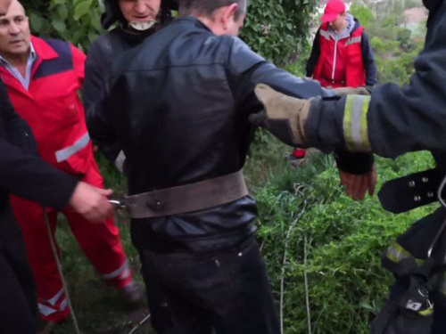 В Кривом Роге двое мужчин скатились с обрыва и не смогли самостоятельно выбраться (фото)