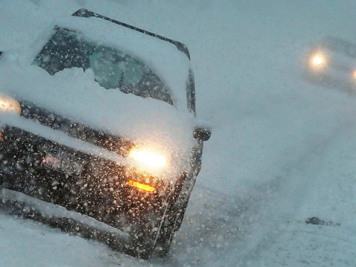 Чим загрожує поїздка на машині з неприбраним снігом - фото з відкритих джерел