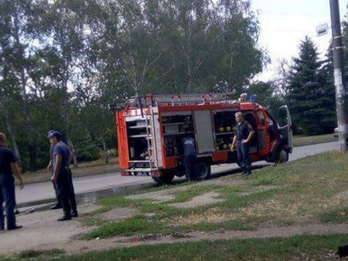 В Кривом Роге недалеко от магазина загорелся автомобиль (ФОТО)