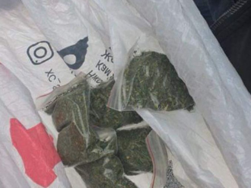 Доставка работает: в Кривом Роге задержали мужчину с наркотиками