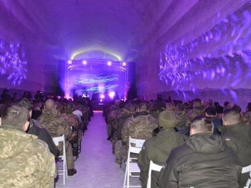 Подземный джаз: военнослужащие из Кривого Рога спустились в шахту послушать музыку (фото)