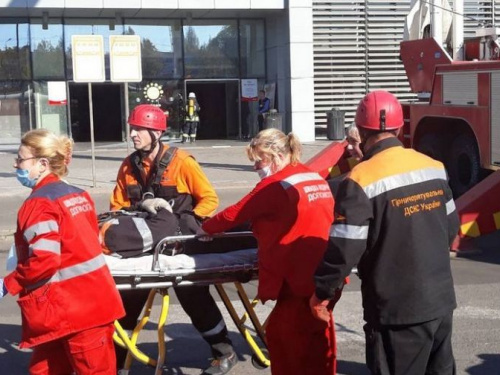 Спасатели сняли двух пострадавших с крыши развлекательного комплекса: как проходили учения в Кривом Роге (ФОТО)