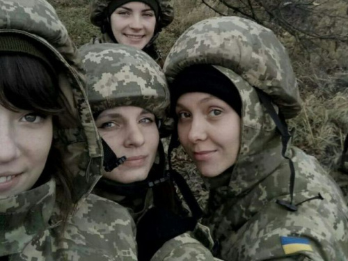 Криворожанки активно идут защищать Украину