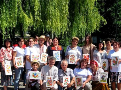 На Днепропетровщине 126 мастеров петриковской росписи установили национальный рекорд (фото)