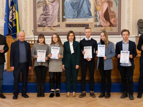 Двое юных ученых из Кривого Рога получили стипендии Президента Украины