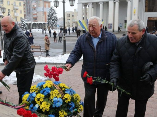 В День Соборности Украины криворожане собрались у памятника Великому Кобзарю (ФОТОФАКТ)