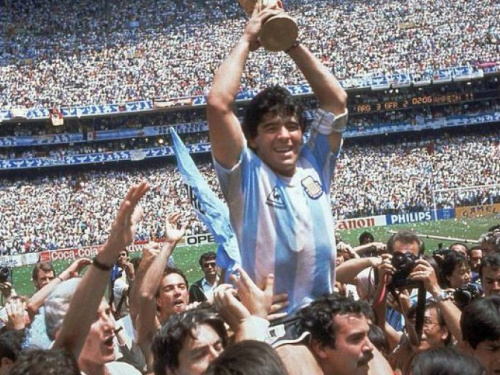 Помер аргентинський футболіст Дієго Марадона