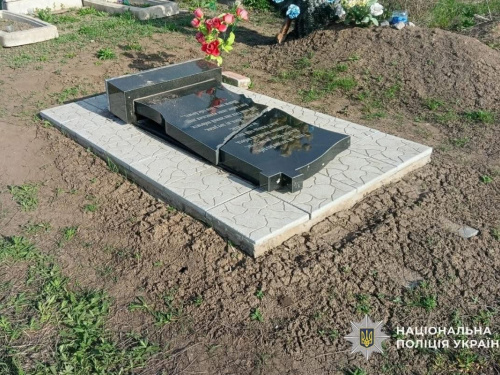 Наруга над могилами, фото Національної поліції 