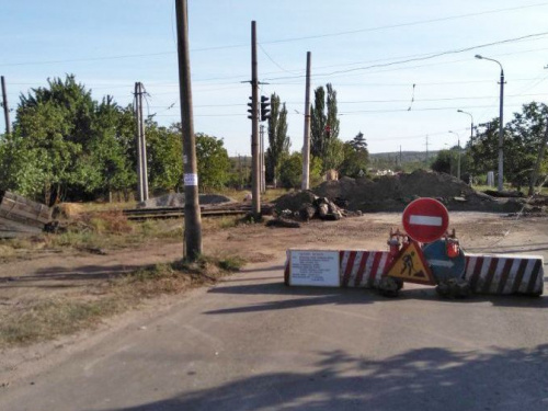В Кривом Роге начался ремонт трамвайного переезда: перекрыто движение транспорта (ФОТО)