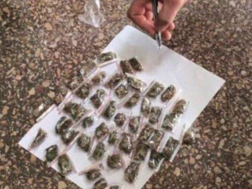 С наркотиками в подъезде дома полиция задержала двоих жителей Кривого Рога