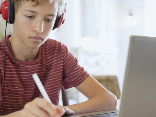 Школьники Кривого Рога предпочитают изучать физику по YouTube: альтернатива скучным учителям и "каникулам" из-за карантина