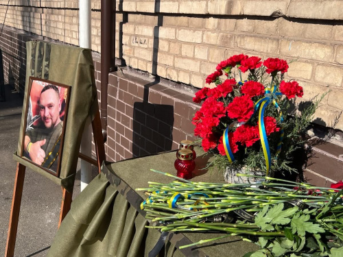 Пам’ять про Героя: у ліцеї Довгинцівського району встановили меморіальну дошку на честь Артема Бондаренка