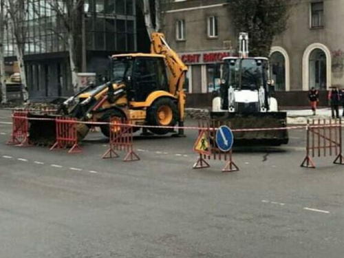 Движение транспорта в центре Кривого Рога затруднено: коммунальщики проводят работы посреди проезжей части (фото)