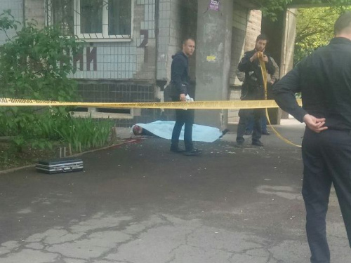 В Кривом Роге из окна многоэтажки выпал мужчина