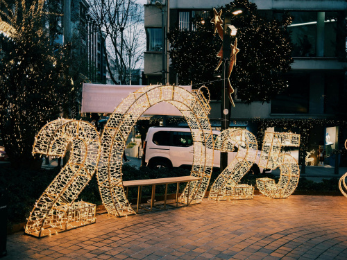 Світлова скульптура "2025 рік" - фото pexels.comСвітлова скульптура "2025 рік" - фото pexels.com