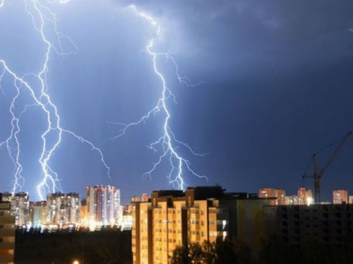 Порывы ветра и гроза: в Кривом Роге объявлено штормовое предупреждение