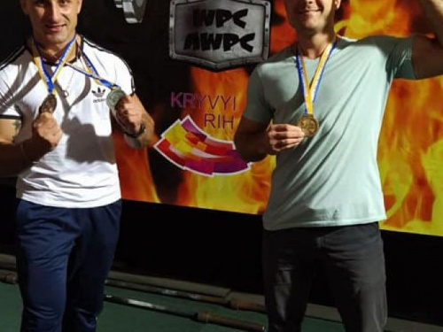 Спасатели из Кривого Рога стали мастерами спорта по пауерлифтингу (фото)