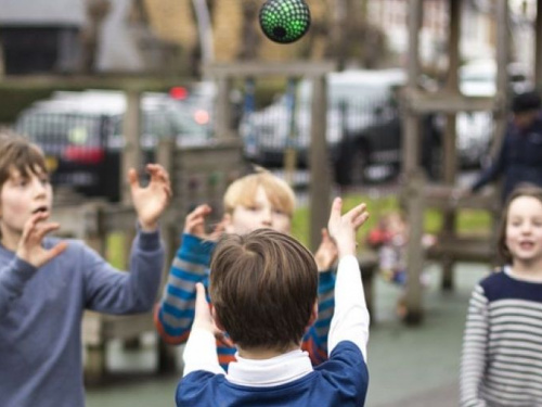 В Кривом Роге спасатели снимали мальчика с крыши козырька подъезда (видео)