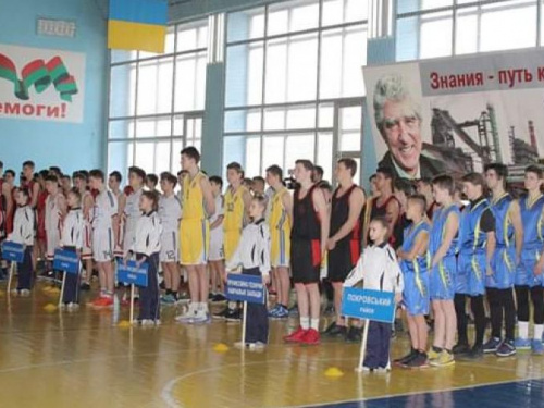 Победителям вручен переходной кубок: в Кривом Роге закончился общегородской турнир по баскетболу (фото)