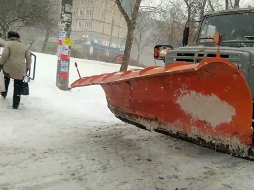 В Кривом Роге расчищает дорогу почти сотня единиц техники