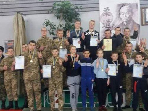 Золото, серебро и бронзу привезли криворожане с чемпионата области по борьбе (фото)