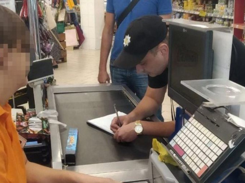 В Кривом Роге наказали кассира супермаркета, продававшего сигареты несовершеннолетним