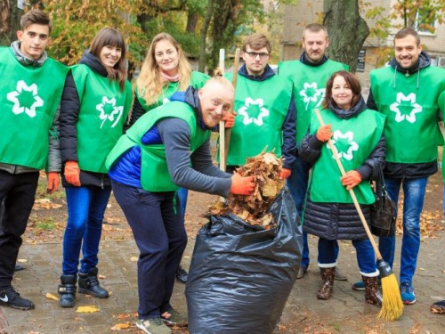 Молодежь Кривого Рога навела порядок в одном из скверов города (ФОТО)