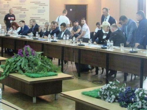 Последние приготовления: в Кривом Роге в конференц-зале университета ждут Президента (фото)