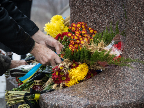 Квіти біля памʼятника, фото пресслужби Дніпропетровської ОВА