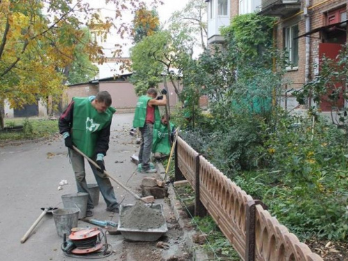 Зеленый центр Метинвест помог благоустроить двор в Покровском районе Кривого Рога (ФОТО)